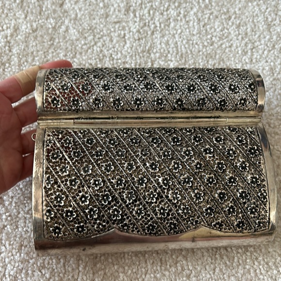 Silver wash covered clutch. Punched metal in a floral pattern. - Picture 4 of 8